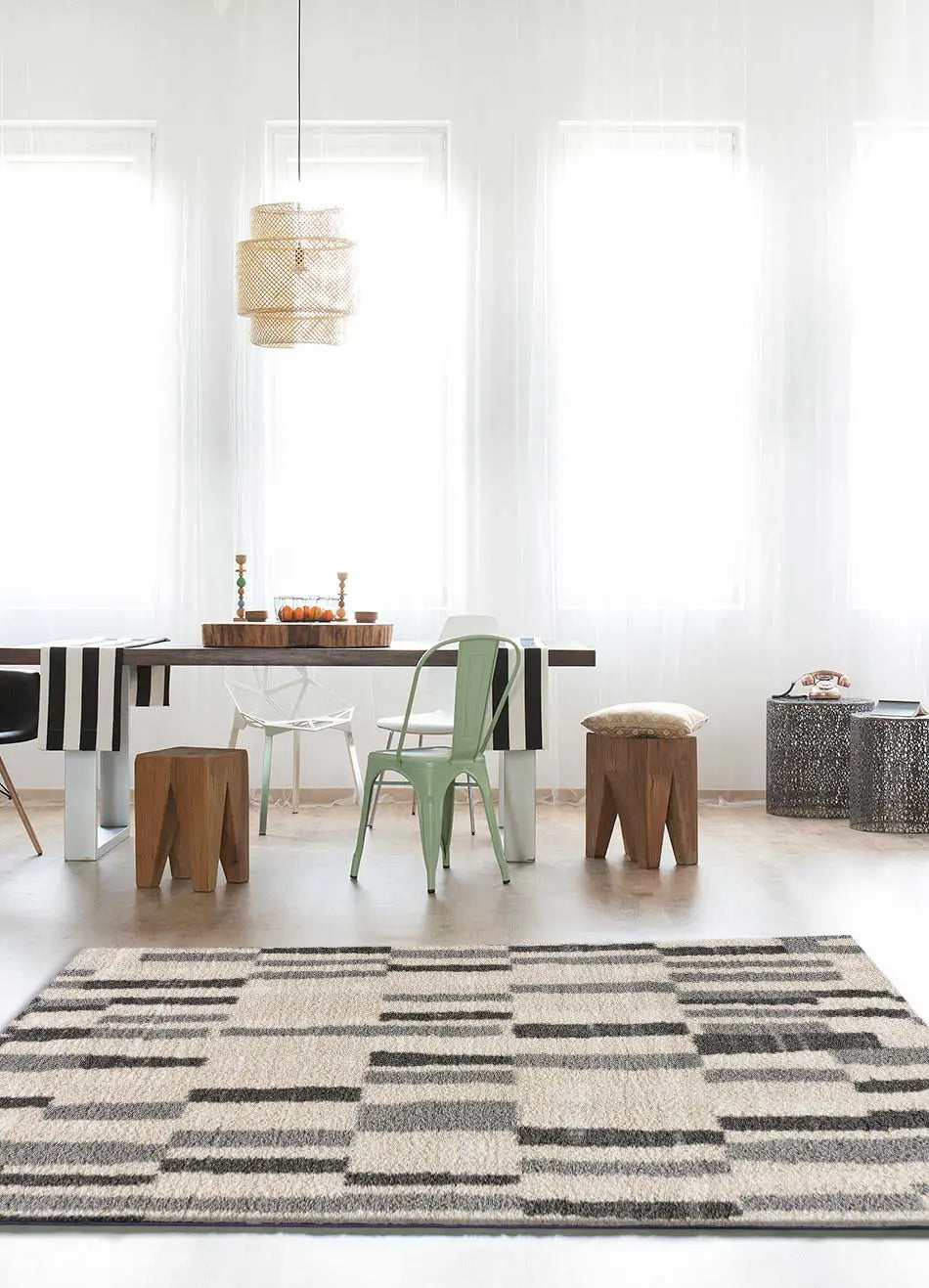 Atticgo Alfombra étnica con relieve Enya 8733 Plata ambiente