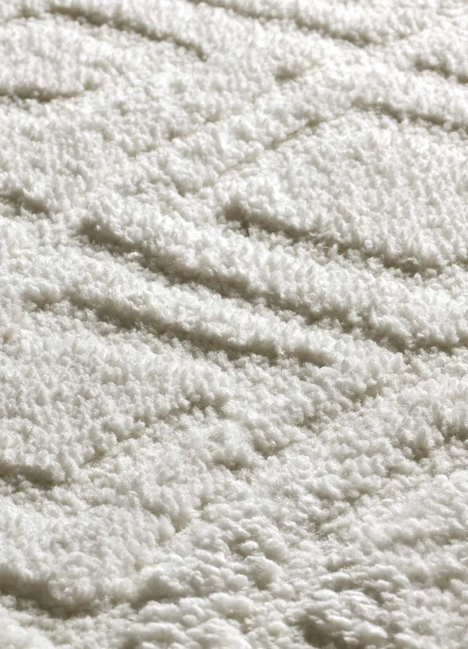 Detalle alfombra de estilo escandinavo con relieve Juno 111 Blanco Atticgo
