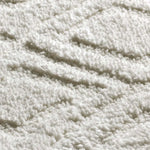 Detalle alfombra de estilo escandinavo con relieve Juno 111 Blanco Atticgo