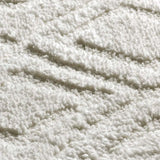 Detalle alfombra de estilo escandinavo con relieve Juno 111 Blanco Atticgo