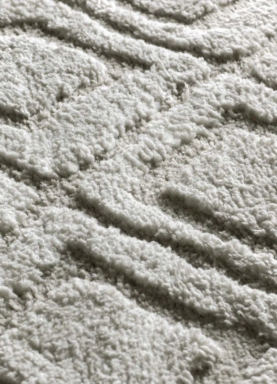Textura alfombra de estilo escandinavo con relieve Juno 111 Plata Atticgo