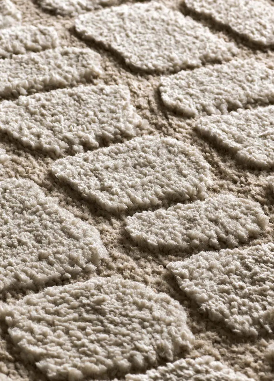 Detalle Alfombra de estilo escandinavo con relieve Juno 13 Piedra Atticgo