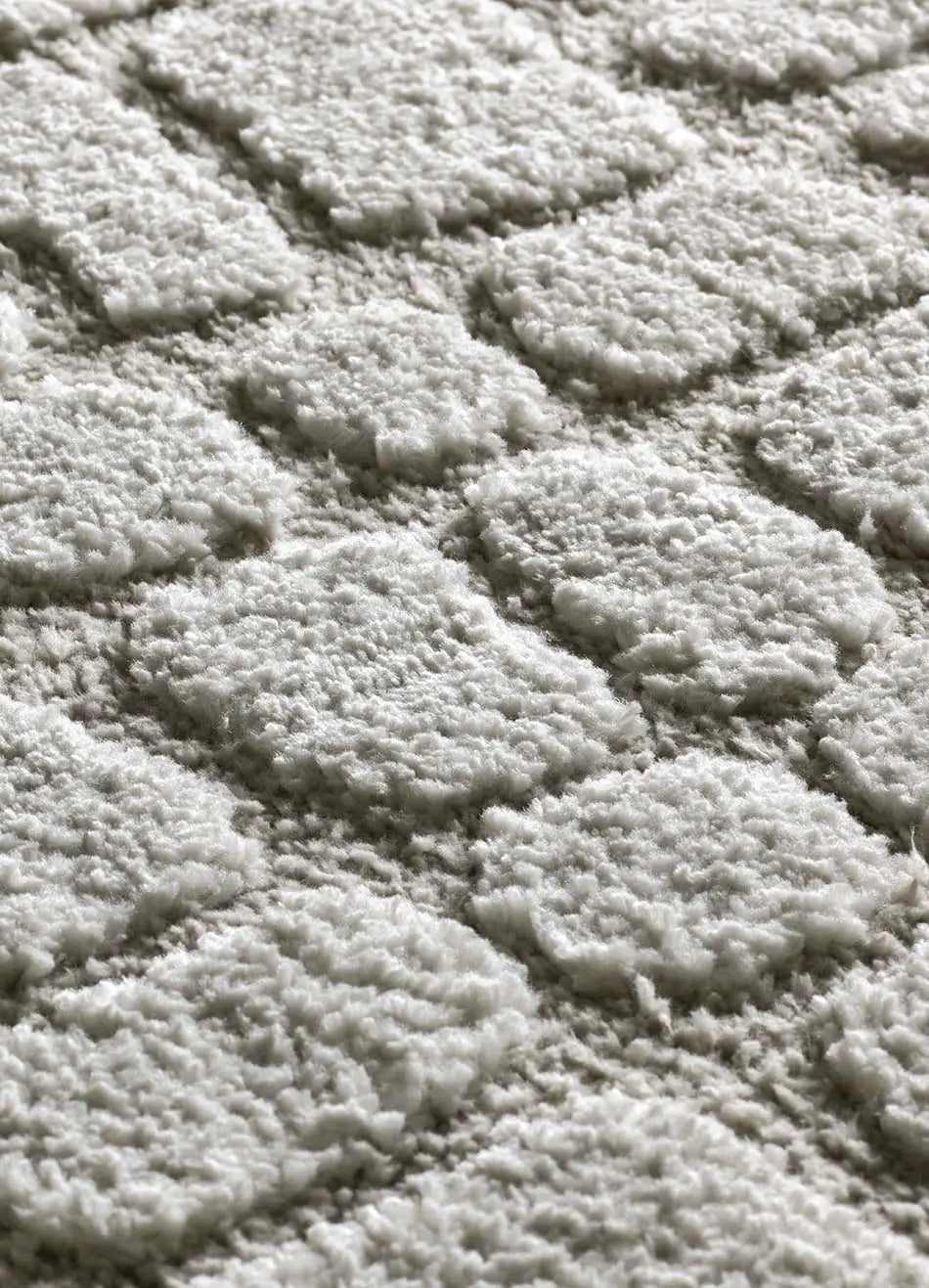 Textura alfombra de estilo escandinavo con relieve Juno 13 Plata Atticgo