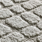 Textura alfombra de estilo escandinavo con relieve Juno 13 Plata Atticgo