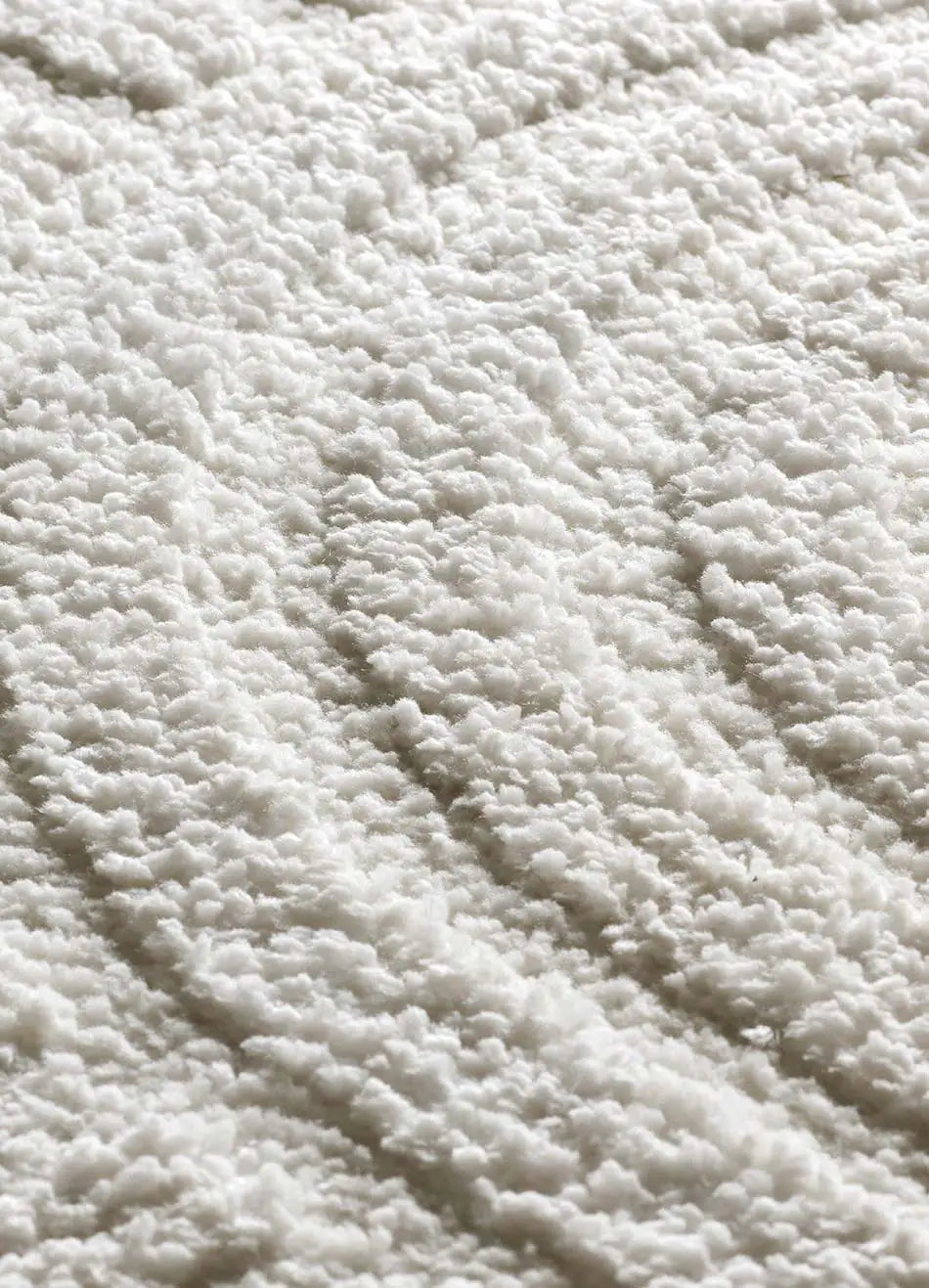 Detalle alfombra geométrica estilo escandinavo con relieve Juno 54406 Blanco Atticgo