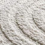 Detalle alfombra geométrica estilo escandinavo con relieve Juno 54406 Blanco Atticgo