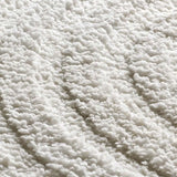 Detalle alfombra geométrica estilo escandinavo con relieve Juno 54406 Blanco Atticgo