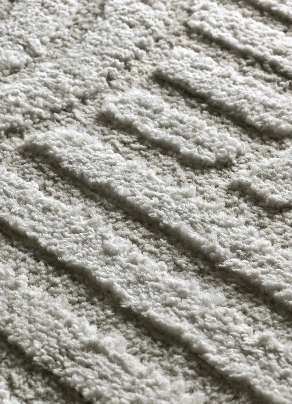 Textura Alfombra geométrica estilo escandinavo con relieve Juno 54406 Plata Atticgo