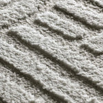 Textura Alfombra geométrica estilo escandinavo con relieve Juno 54406 Plata Atticgo