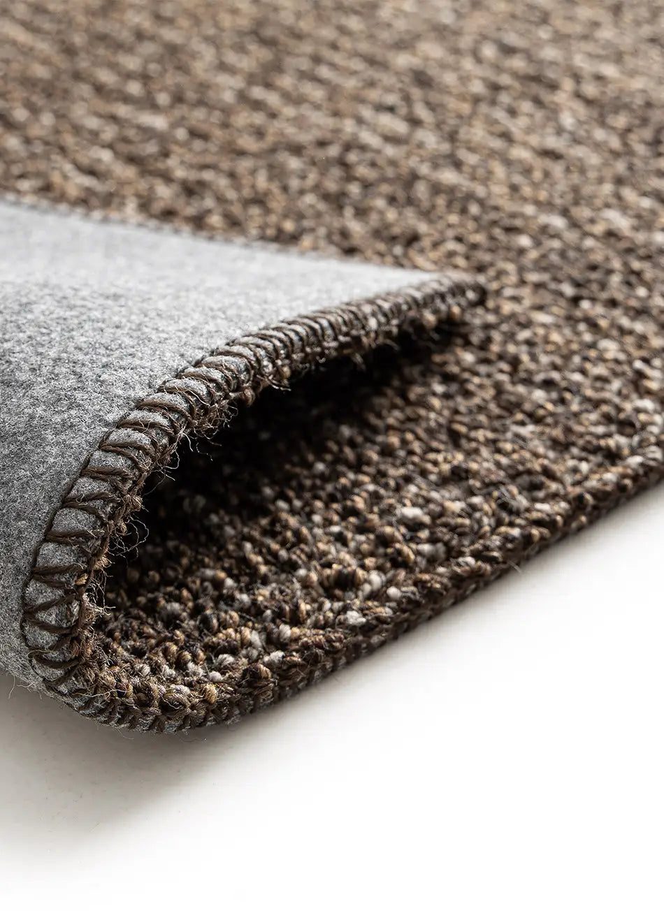 Alfombra lavable tejido en bucle Lumen Marrón esquina y reverso | Atticgo