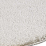 Detalle alfombra lavable con borde ondulado blanco Mellow Atticgo