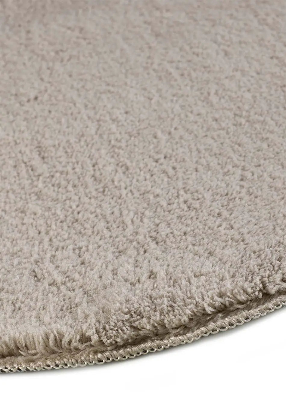 Detalle alfombra lavable con borde ondulado piedra Mellow Atticgo
