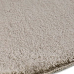 Detalle alfombra lavable con borde ondulado piedra Mellow Atticgo