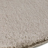 Detalle alfombra lavable con borde ondulado piedra Mellow Atticgo