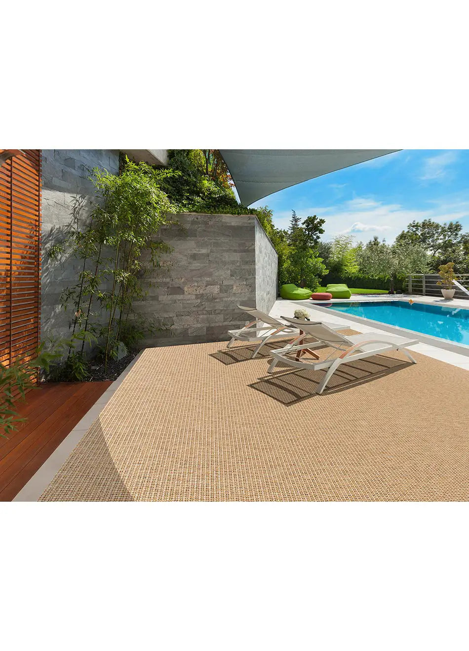 Alfombra a medida de exterior Natura 4501 Beige en terraza | Atticgo