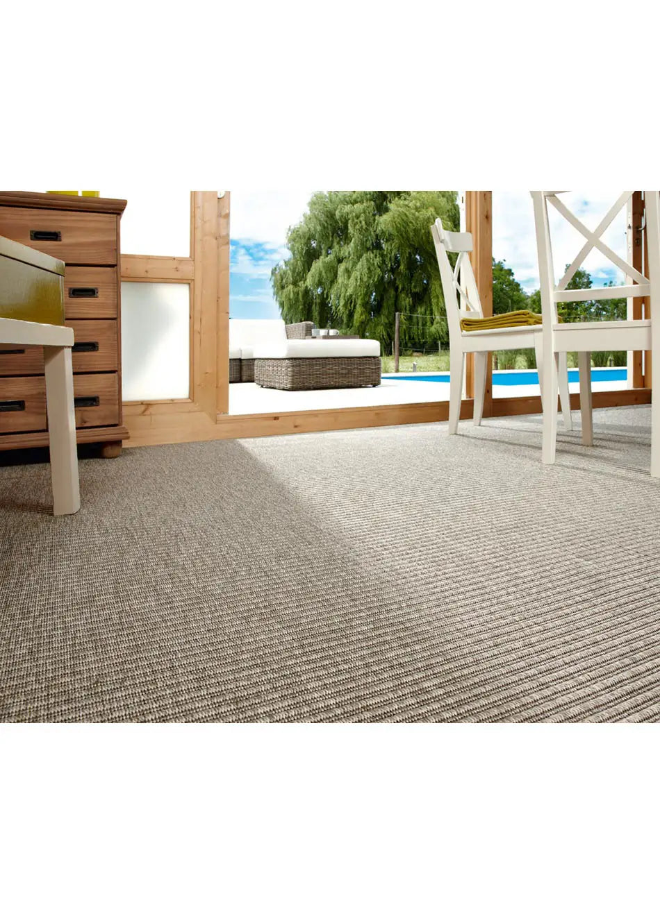 Alfombra a medida de exterior Natura 4501 Gris claro en salón | Atticgo