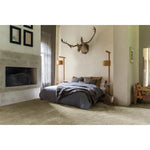 Alfombra a medida Orion Lis Verde en el salón | Atticgo