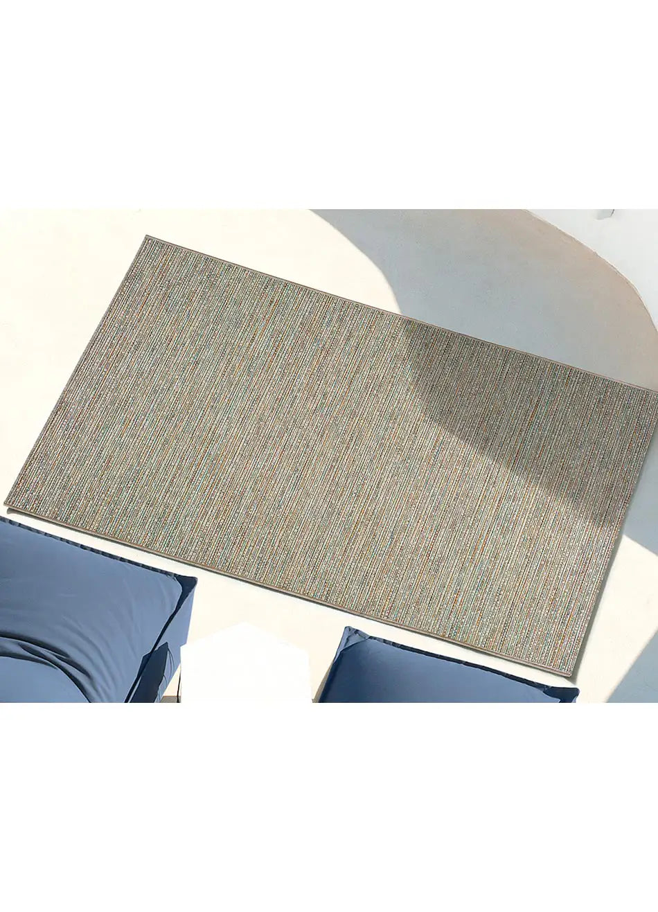 Alfombra a medida de exterior Rainbow 8201 Azul en terraza | Atticgo