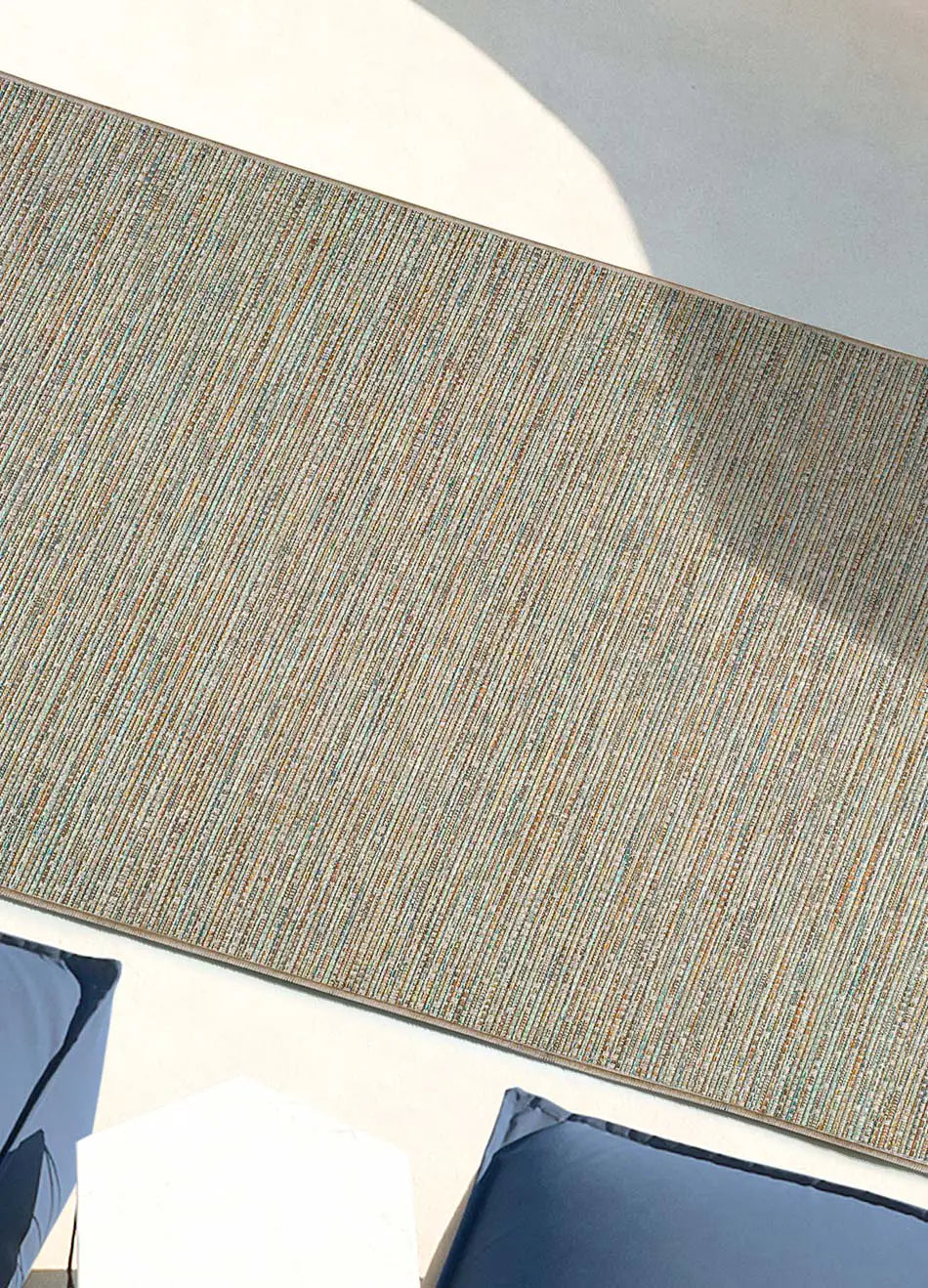 Alfombra a medida de exterior Rainbow 8201 Azul ambiente | Atticgo