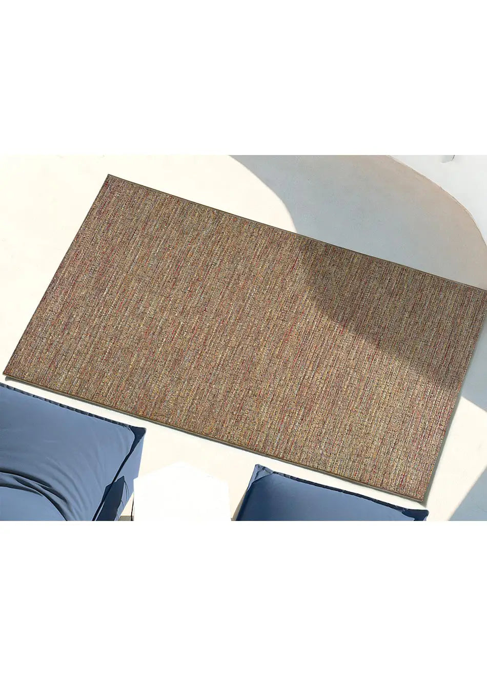 Alfombra a medida de exterior Rainbow 8201 Gris en terraza | Atticgo