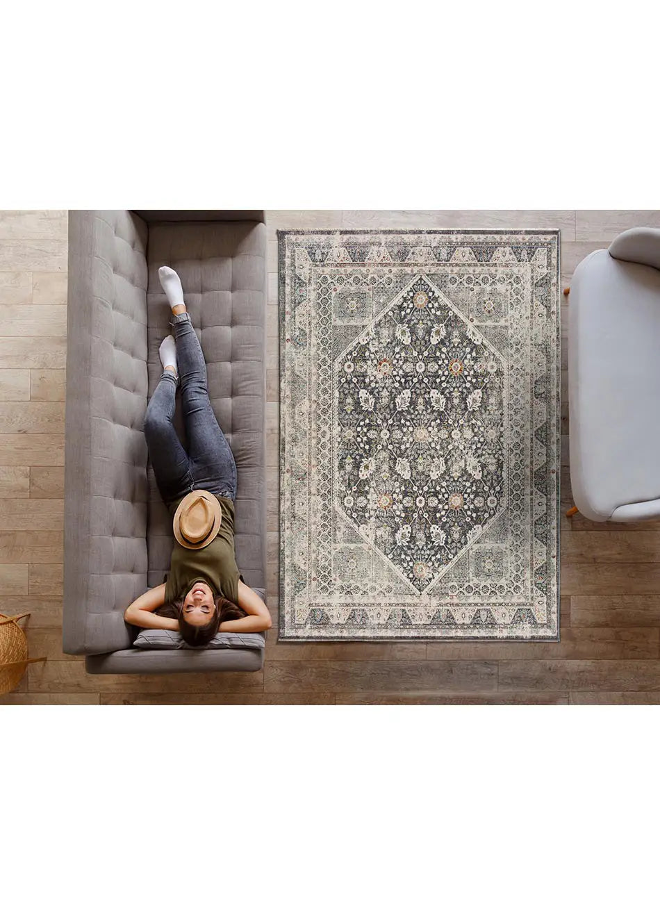 Alfombra vintage en gris Saira en salón | Atticgo