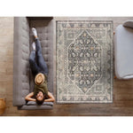 Alfombra vintage en gris Saira en salón | Atticgo